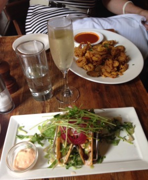 Friterade räkor och calamri och hummer-tacos, med bubbel