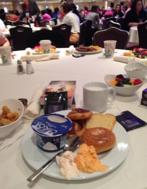 Varje morgon serveras det frukost och så är det en inbjuden talare. Cirka 1000 pers som lyssnar.