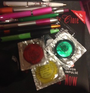 Det finns ett goody room. Det fylls på hela tiden. Jag har tagit pennor. Och kondomer (fast dem la jag tillbaka, true story)