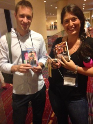 Jag är inte helt ensam här i NY. Dels är Anna, min agent med. Ovärdigt nog gick hon helt bananas i goody rummet. Även Christopher är med - han är journalist på en tidning som ska skriva om mig, romance och mässan. Lovar berätta mer sen. Har även haft en fotograf med som tagit skitsnygga bilder.