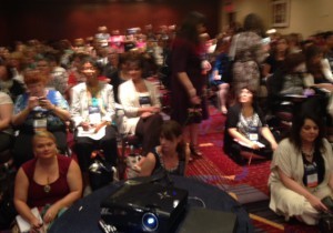 Det var så mycket folk på alla workshops. Här Alyssa Day, Elizabeth Hoyt och Kristan Higgins i workshop om dialog.