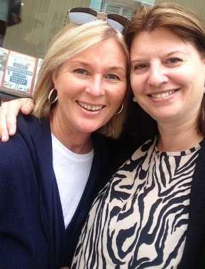 Åsa och jag framför bokhandeln. Ser ni Bivalds bok?