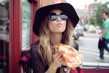 girl in city with pizza