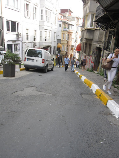The steep road down to the lemonade cafe.