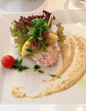 Förrätt - laxröra med senapssås. Hur gott som helst.