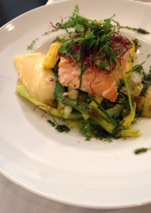 Grillad lax, sparris och tryffel-majo. Sen kaffe och pralin. Jobbigt. Verkligen. Jättejobbigt.