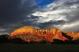 Ghost_Ranch_redrock_cliffs,_clouds