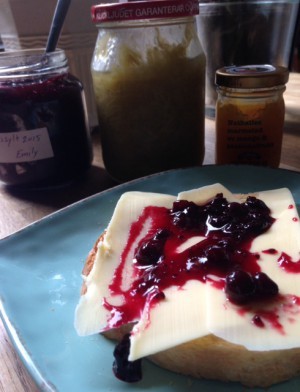 Dagens toast. Gav efter och öppnade svarta vinbärs-sylten, fast jag tänkt spara den. Sylt, det är livet det.