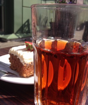 Fika i solen. Bilden är från igår, när Trude och jag sågs, men den var så fin, så den fick komma med idag. Rött te är så himla vackert. Och morotskaka. 