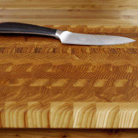 Larch cuttong board with knife