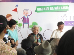 Cô Đàm Lê Đức, 85 tuổi, đọc thơ và chia sẻ cùng khán thính giả