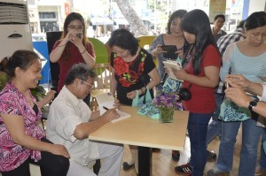 Ký tặng sách cho độc giả