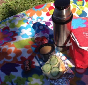 Kaffe, macka, jordgubbar och choklad.