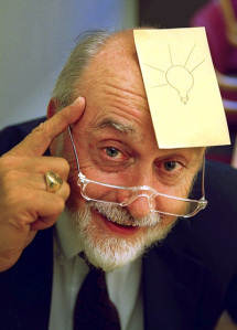 Art Fry oppfant Post-it-lappene og forandret måten vi kommuniserer på. Gul lapp på pannen med lys idé tegnet .