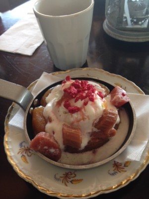 Kaffe och tarte tatin med glass och rabarber. Gott.