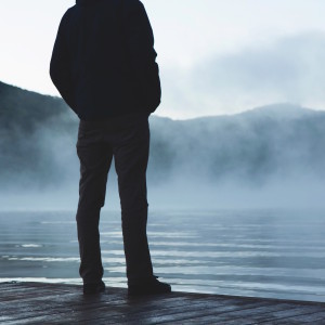 Fog_surrounding_standing_man
