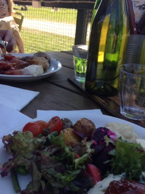 Fransk brunch i Rålambshovsparken. Trevlig stämning, god mat, härlig utsikt över park, vatten och folk