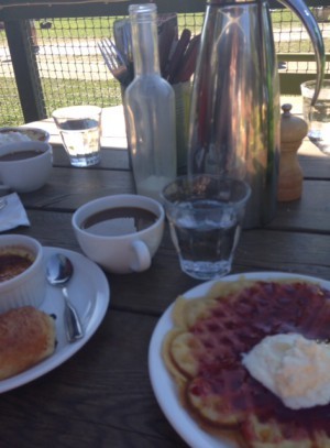 Kaffe, våfflor, pain au chocolat och creme brulée.