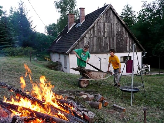 Preparing the nightly bonfire in front of our chalupa.