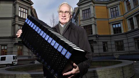 Bilde av Francis etter at han hadde gitt støtte til den siste utgivelsen av Store norske leksikon på papir. Vi er fremdeles usikker på hvordan han greide å holde alle bøkene eller om det er en modell.