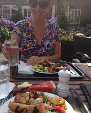 De har en oöverträffad vegetarisk buffé. Idag, i kombination med vädret, så var det en riktig fullträff.