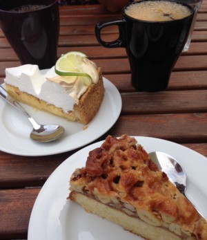 Och dessert FÖRSTÅS. Citronmarängpaj och toscakaka. Mums mums.