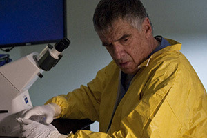 Elliott Gould at Dr. Ian Sussman in Contagion