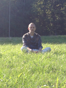 Giten, magikertröja, högt gräs