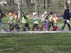 TooloChildreninParkwalking2015Spring