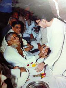 Dalubhai Desai in between his famous court of politicians, meeting to his beloved journalist friend Devendrabhai Patel