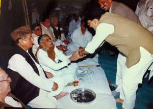 Dalubhai Desai in his famous court with Vipul Desai, Joitabhai Patel, Haribhai Chaudhary, Bk Gadhavi and Parthibhai Bhatol