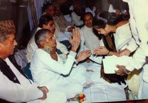 Dalubhai Desai with the woman politicians influenced by him