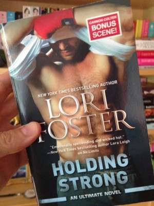 Och den här. En till contemporary; Holding Strong av Lori Foster. Sen gav jag massa pengar till UNHCR och pluggade med mina barn och nu ska jag vila. Sen ska jag skriva.