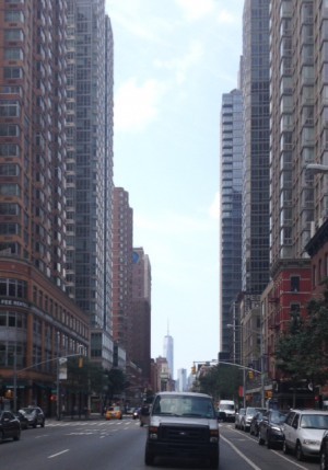 Och långt där nere: Freedom Tower, som byggts där de två tornen stod förut.