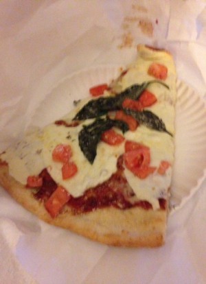 New York pizza. Så gott. Alltså, jag blev bjuden på så mycket fin mat, men de här pizzorna ... Köpta i ett hål i väggen, så goda. Salta, flottiga, maffiga. Mon dieu.