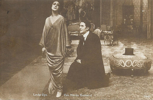 Leda Gys and Mario Bonard in La pantomima della morte (1915)