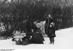 Source: Bundesarchiv Bild 183-1990-0323-501, Flüchtlingsfamilie in Oberschlesien./Licensed under CC BY-SA 3.0 de via Wikimedia Commons