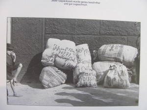 Packing up household goods for the journey to Germany (Source: Bilder einer deutschen Siedlung in Bessarabien)