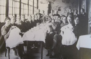 Mealtime at a refugee camp in Germany (Source: Hoffnungstal: Bilder einer deutschen Siedlung in Bessarabien)