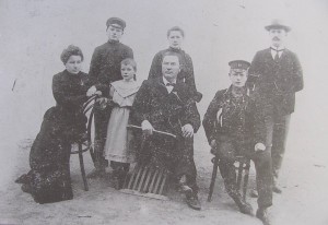 Herr Roßmann, center, was the head teacher and sexton in Hoffnungstal for 42 years. Pictured here with his children. (Source: Hoffnungstual: Bilder einer deutschen Siedlung in Bessarabien)
