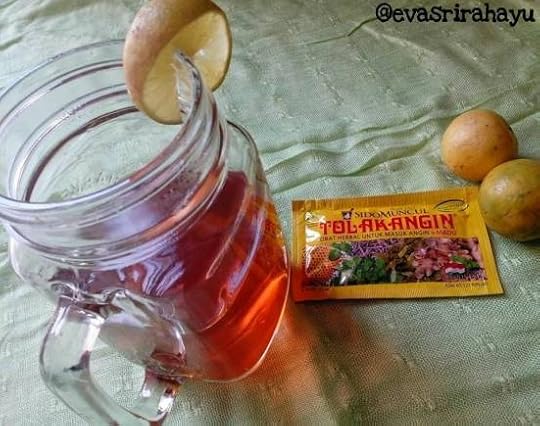 Tolak Angin dicampurkan dengan teh.