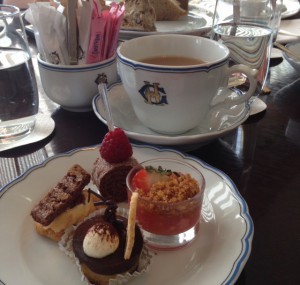 Först var det snittar, sedan scones (alltså det var alla urmoders scones. Med passionsfruktscurd, vaniljgrädde, sylt och fluffigt smör), och sen små små kakor. Behöver jag säga att det var himmelskt?