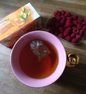 Hallon och rött te i min nya finmugg. Rosa med en guld-ros, en present.