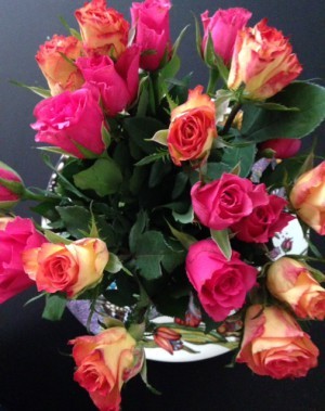 Rosor jag köpte på Ica idag för att muntra upp mig. Behövde det idag. 15-åringen valde färgerna. Älskar rosa och orange.