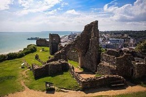 The ruins of Hastings Castle. (Courtesy of Wikimedia Commons)
