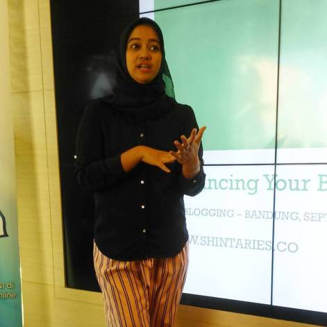 Mbak Shinta Ries sedang memberikan materi (dokumentasi milik Evi Sri Rezeki).