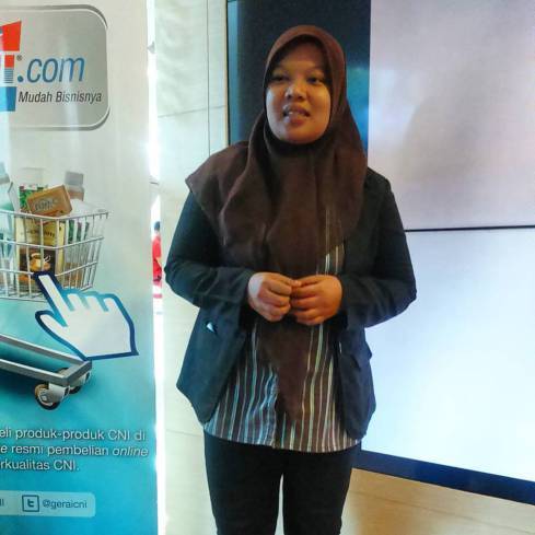 Teh Ani Berta ngasih materi soal benefit media sosial (dokumentasi milik Evi Sri Rezeki).