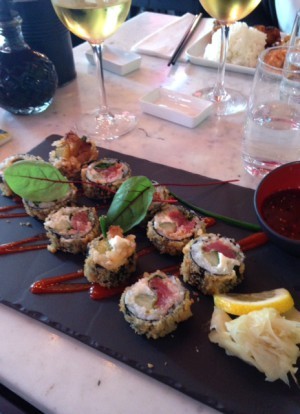 Vi åt på RAW. Jag åt det jag brukar - spicy tuna maki. Det är så sjukt gott. Vi drack vin också.