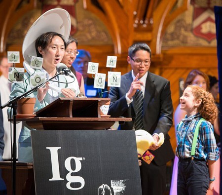 2015-IgNobel ceremony-MIke-Benveniste photo