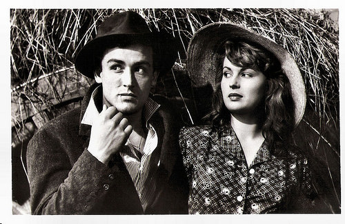 Vittorio Gassman and Silvano Mangano in Riso Amaro (1949)